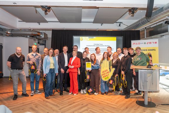 Gewinner*innen des Sonderpreises DGB Jugend Nordrhein-Westfalen: Bildungsgangübergreifende Berufsschüler*innengruppe des Hans-Schwier-Berufskollegs Gelsenkirchen und des Pictorius Berufskollegs Coesfeld in Kooperation mit der IG BAU Westfalen