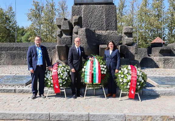 Bei der Kranzniederlegung (v.l.n.r.): Andreas Jansen, Bezirksjugendsekretär des DGB NRW, André Kuper, Präsident des Landtags NRW und Anke Unger, stv. Vorsitzende des DGB NRW