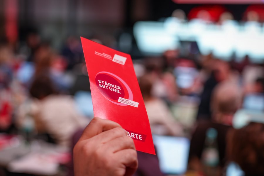 Eine rote Abstimmungskarte wird in die Höhe gehalten